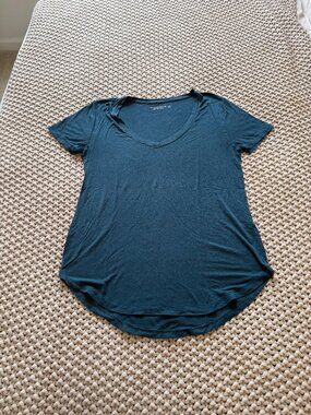 Abercrombie & Fitch v neck top